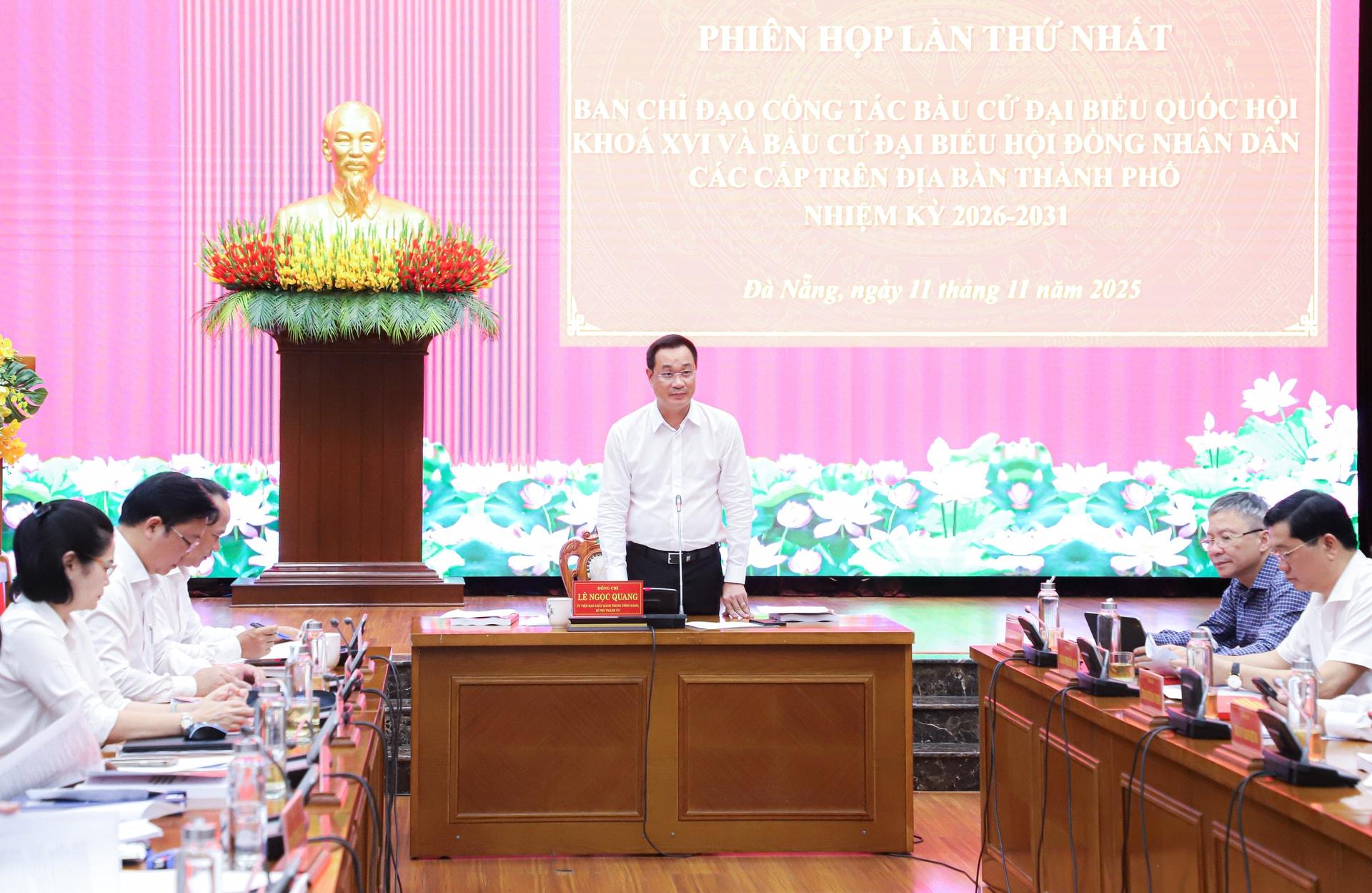 Ngay sau khi công bố quyết định thành lập, Ban Chỉ đạo tổ chức phiên họp lần thứ I dưới sự chủ trì của Bí thư Thành ủy Lê Ngọc Quang. Ảnh: NGỌC PHÚ