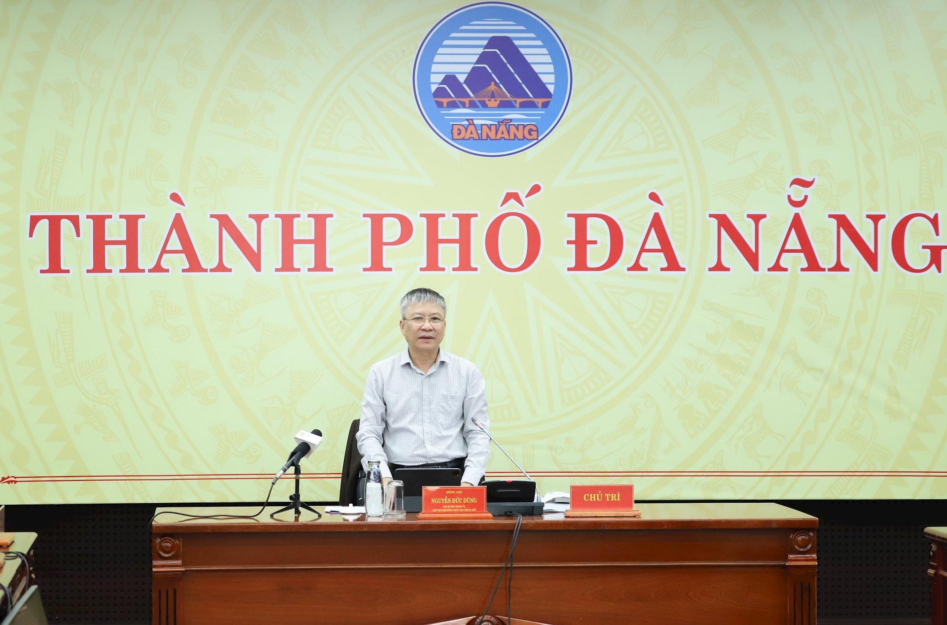 Chủ tịch HĐND thành phố Nguyễn Đức Dũng, Chủ tịch Ủy ban bầu cử thành phố phát biểu tại phiên họp. Ảnh: NGỌC PHÚ