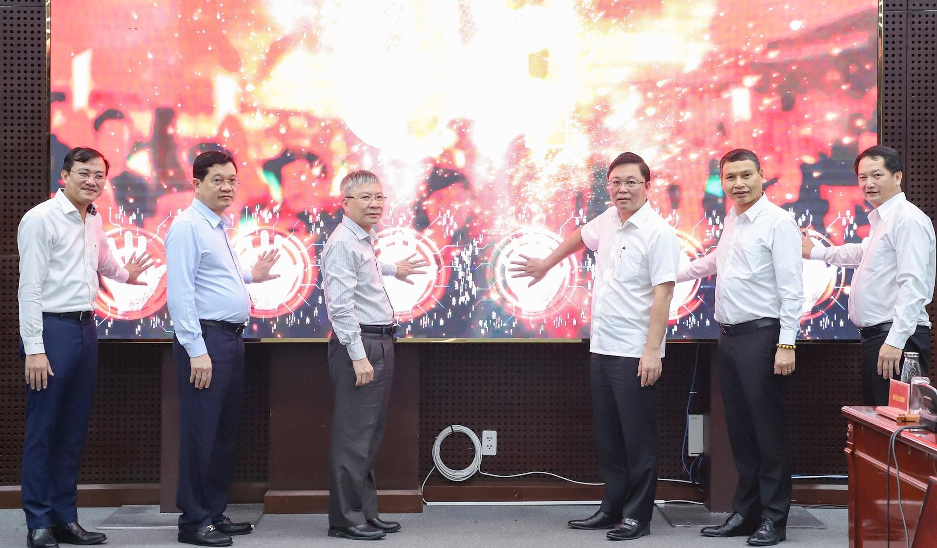 Lãnh đạo thành phố thực hiện nghi thức ra mắt Trang thông tin điện tử của Ủy ban bầu cử thành phố Đà Nẵng. Ảnh: NGỌC PHÚ
