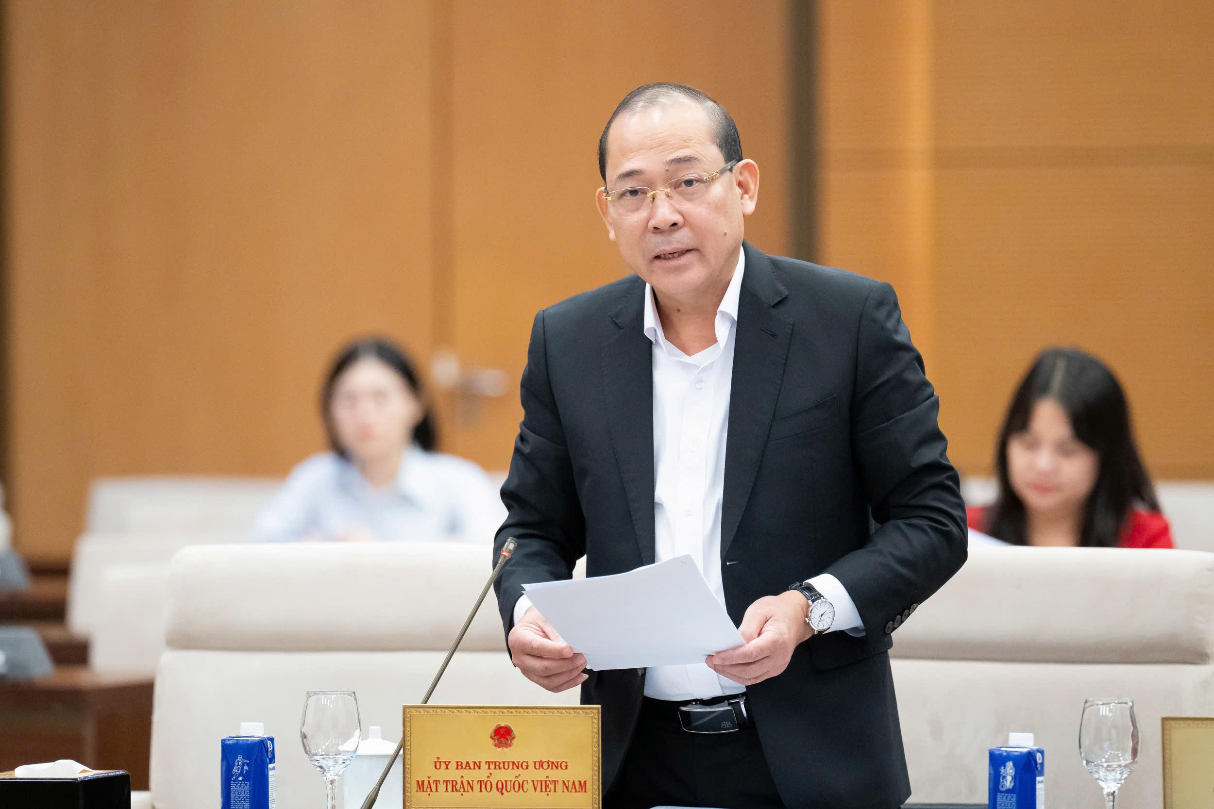 Phó Chủ tịch Ủy ban Trung ương Mặt trận Tổ quốc Việt Nam Hoàng Công Thủy trình bày Tờ trình 