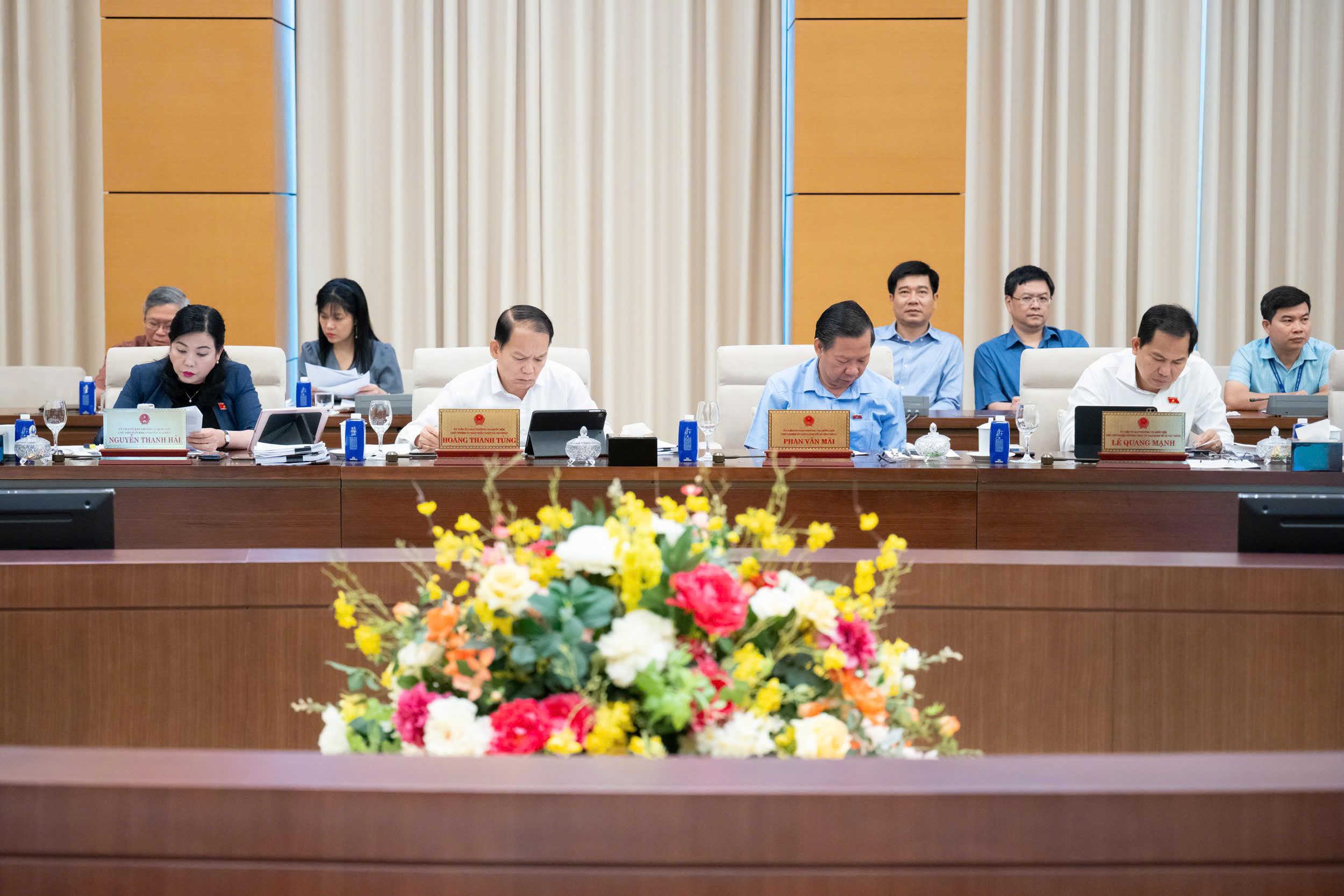 Các thành viên Ủy ban Thường vụ Quốc hội tham dự Phiên họp