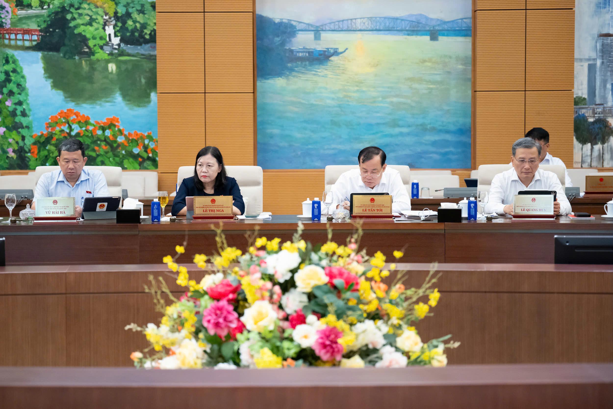 Các thành viên Ủy ban Thường vụ Quốc hội dự Phiên họp 