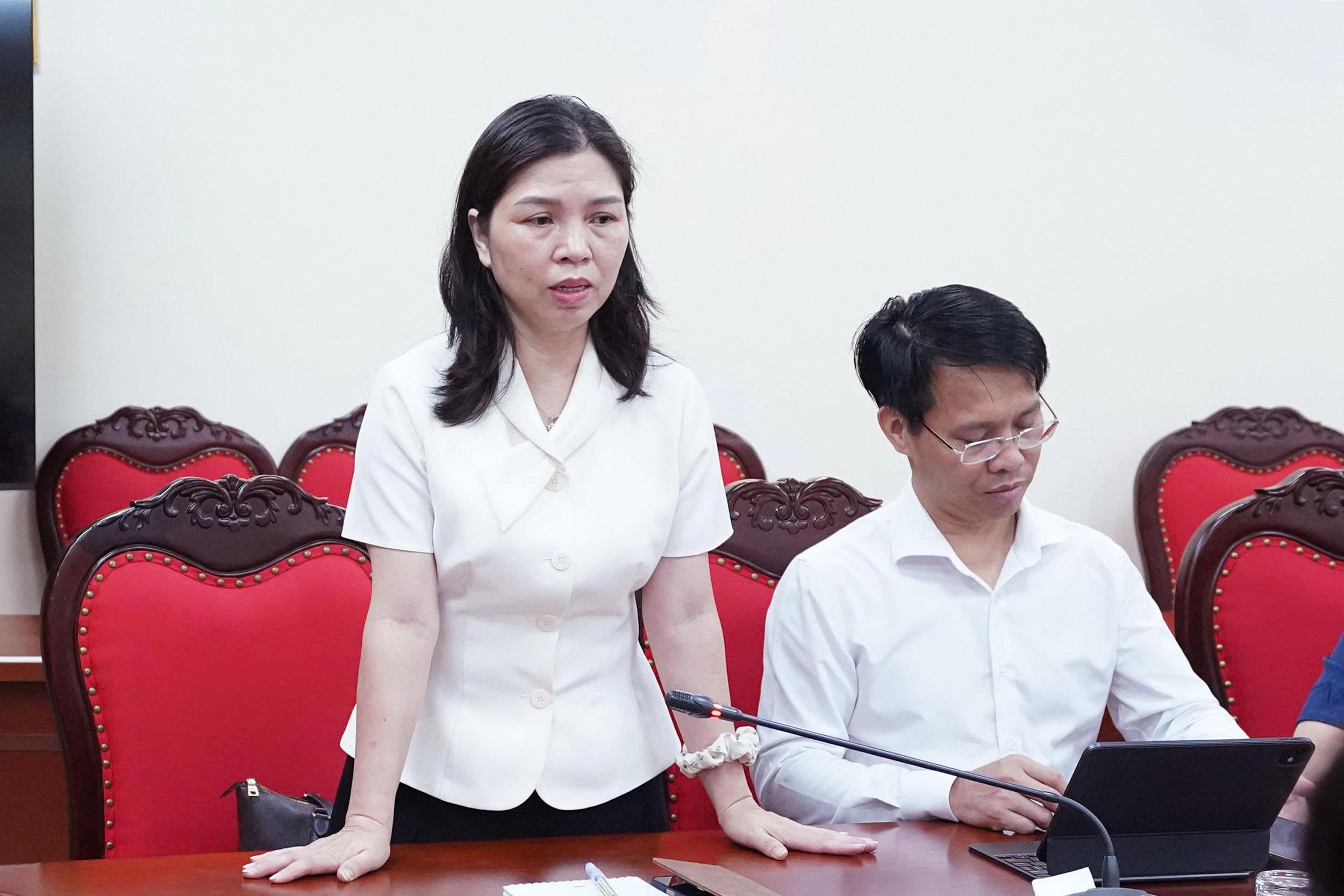 Vụ trưởng Vụ Thông tin và Thư viện Hoàng Thị Lan Nhung phát biểu